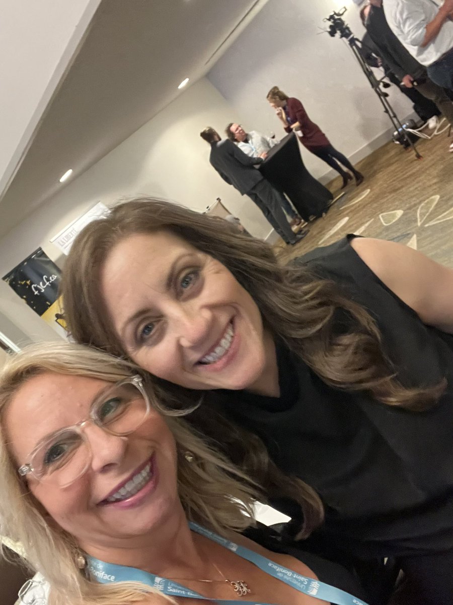 NancyFournierLe's tweet photo. Retrouvailles à l’ACELF! Des p’tites bouchées de leadership en construction identitaire!👍
#energie #constructionidentitaire #Francophonie https://t.co/7BWqyRkwZF