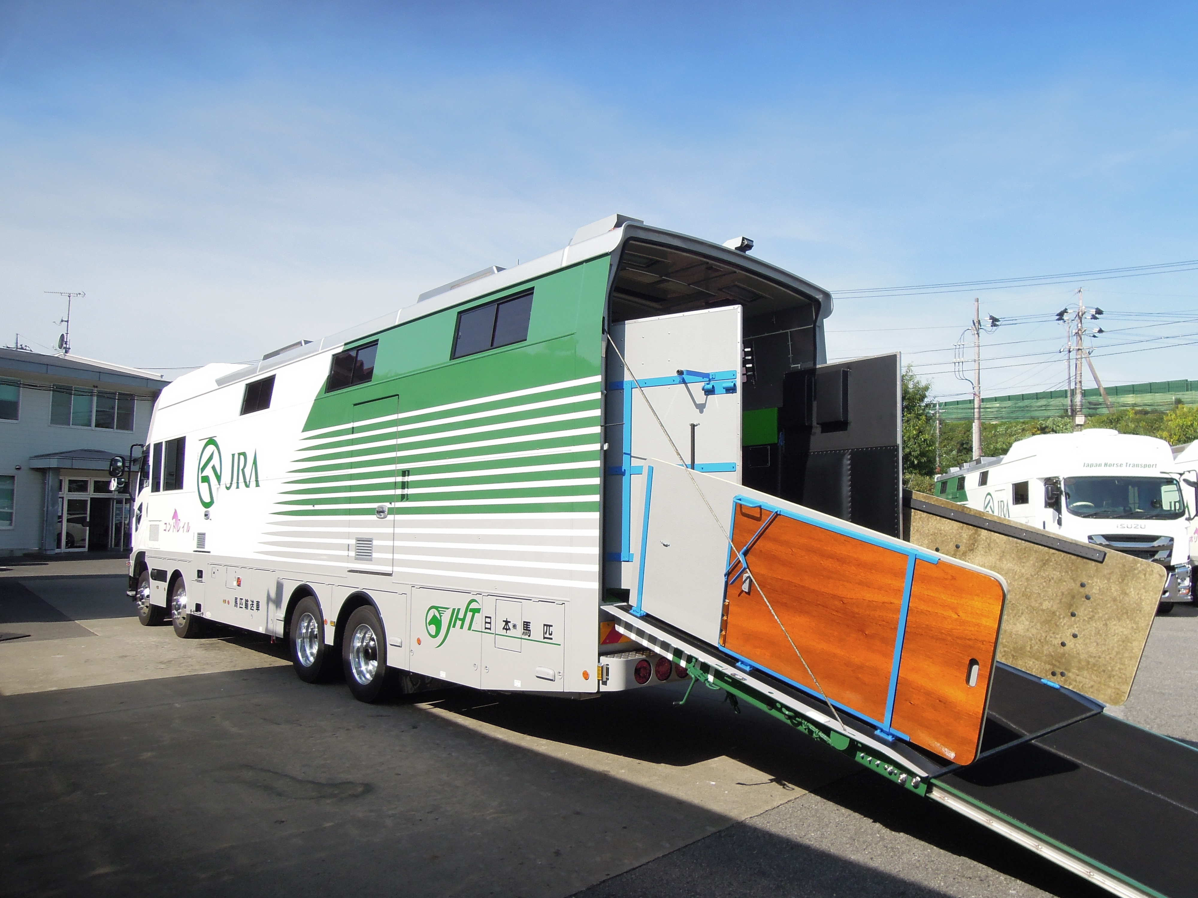 激レアコントレイル2020三冠達成記念アウター