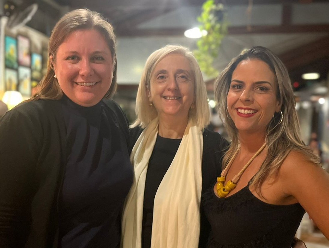 Had a fantastic night with @ACSPublications editors @mlbolognesi @carolinahortago celebrating @DNDi #LOLA10. Looking forward to spending more time together at #BrazMedChem23 with @ACSonC @ACSBioMed @AcsMedi @ACS_Omega #womeninchem #womeninstem