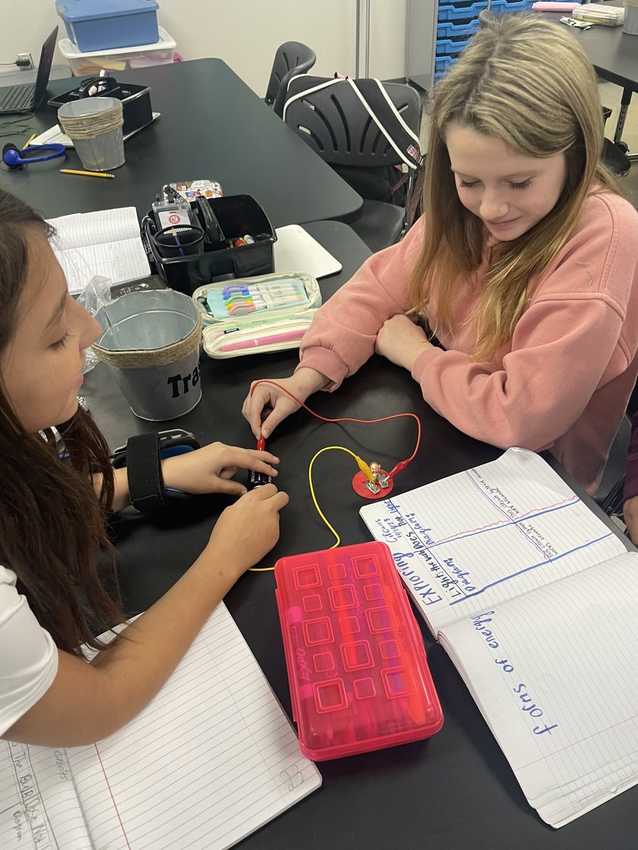CrystalMoreno83's tweet photo. Creating circuits to see what makes them work! #todayatCCES @EmilyLoftin4 @comalcreekes https://t.co/VGr9fgxyoh