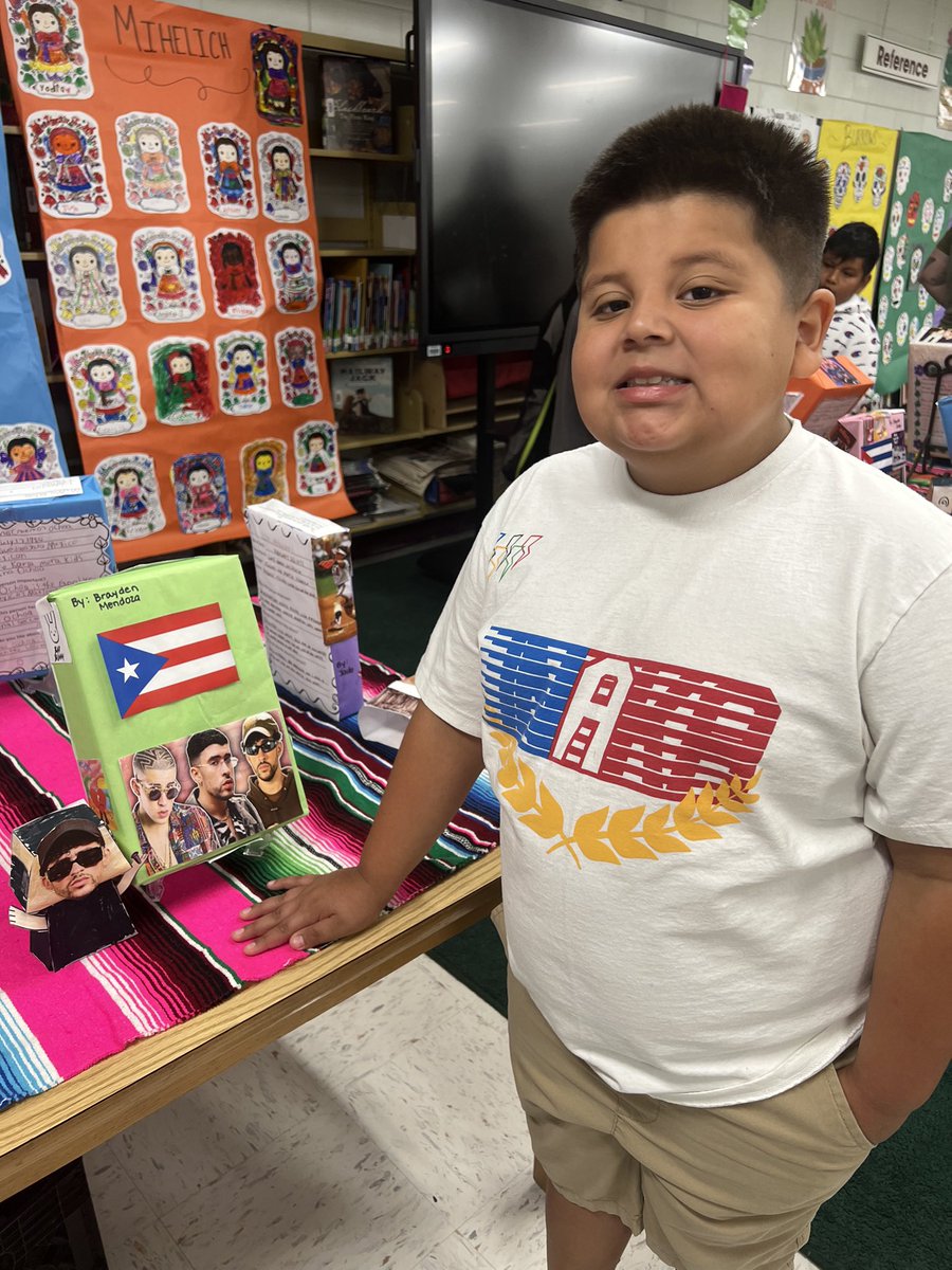 DaisyQR1's tweet photo. Proud 4th Graders showcasing their #hispanicheritage research project! 🎤 🎨 🖊️ @HCPS_Trapnell https://t.co/5ByRofE7bT