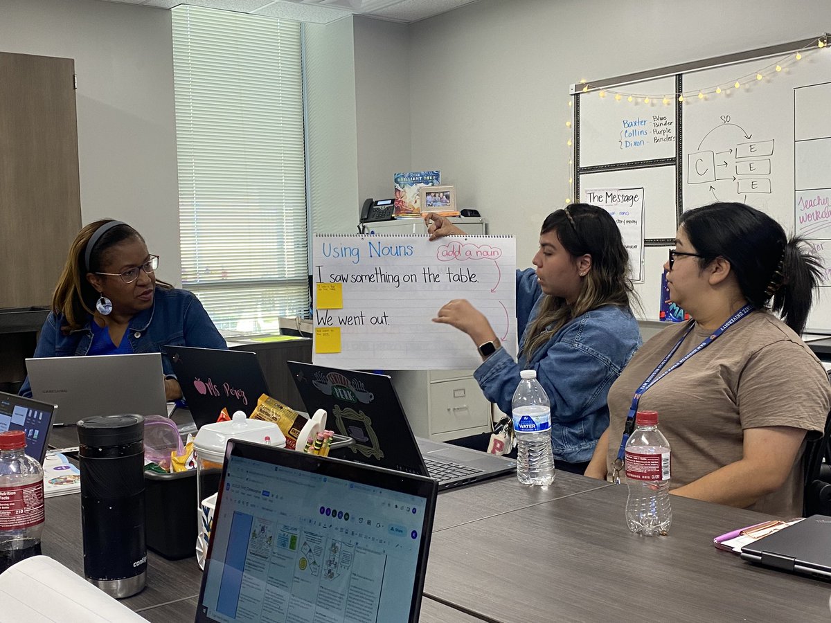 Ms. Perez explaining grammar ! Using singular and plural nouns. #CollaborstivePlanning #FirstGrade <a href="/mlperez22/">Maria Perez</a> <a href="/FelderTamera/">Tamera Felder</a> <a href="/CarrieAnneEd/">Carrie Austin</a> <a href="/drstas51/">Stascia R Hardy</a>