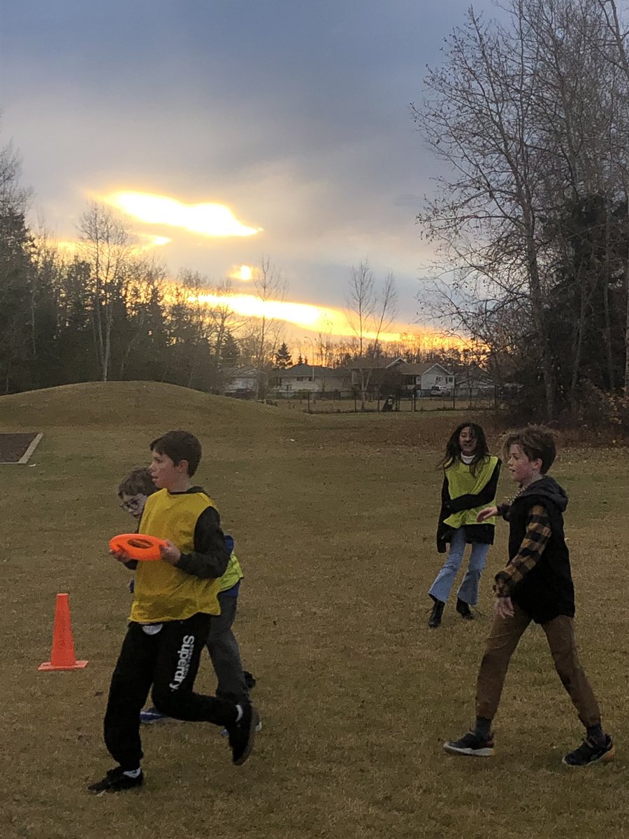 GermainGerarda's tweet photo. While the sun was still rising, St. Gabriel PE students @FMCSD were taking advantage of terrific fall weather playing #UltimateFrisbee on #TakeMeOutsideDay @APPLESchools @EverActiveAB https://t.co/8HAG0ZkMRZ