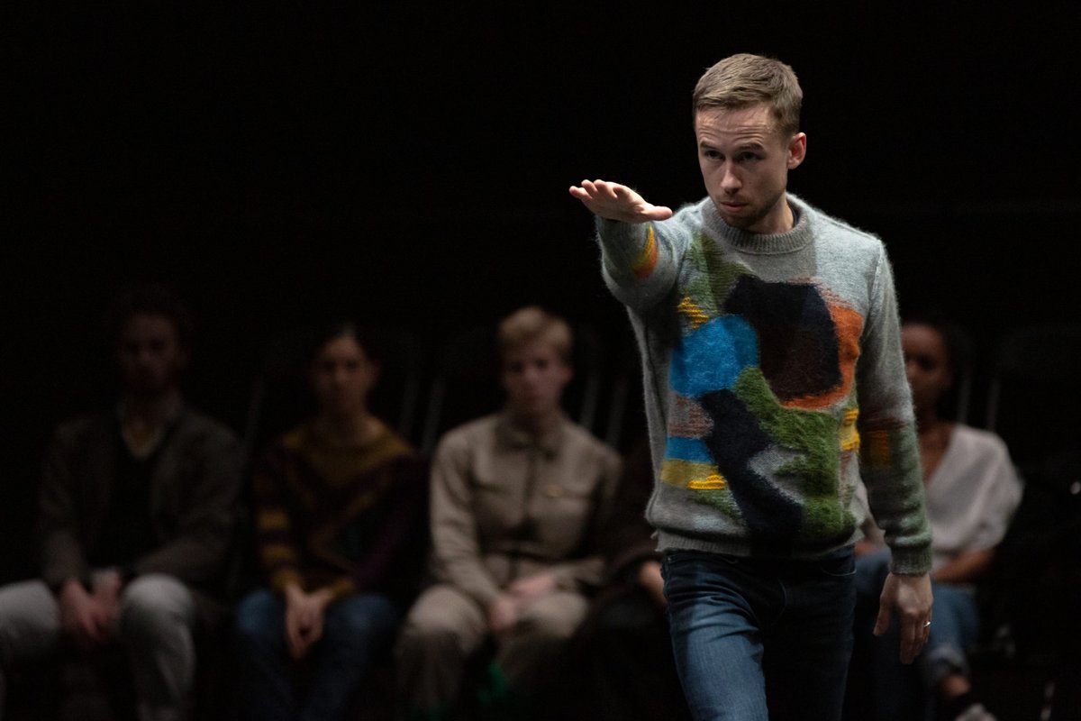 carlesesteban's tweet image. Sobre petjades, unitats de mesura, memòries corporals i corpus coreogràfics. #BodyOfWork, al @mercatflors: una peça plena de ressonàncies. 👖