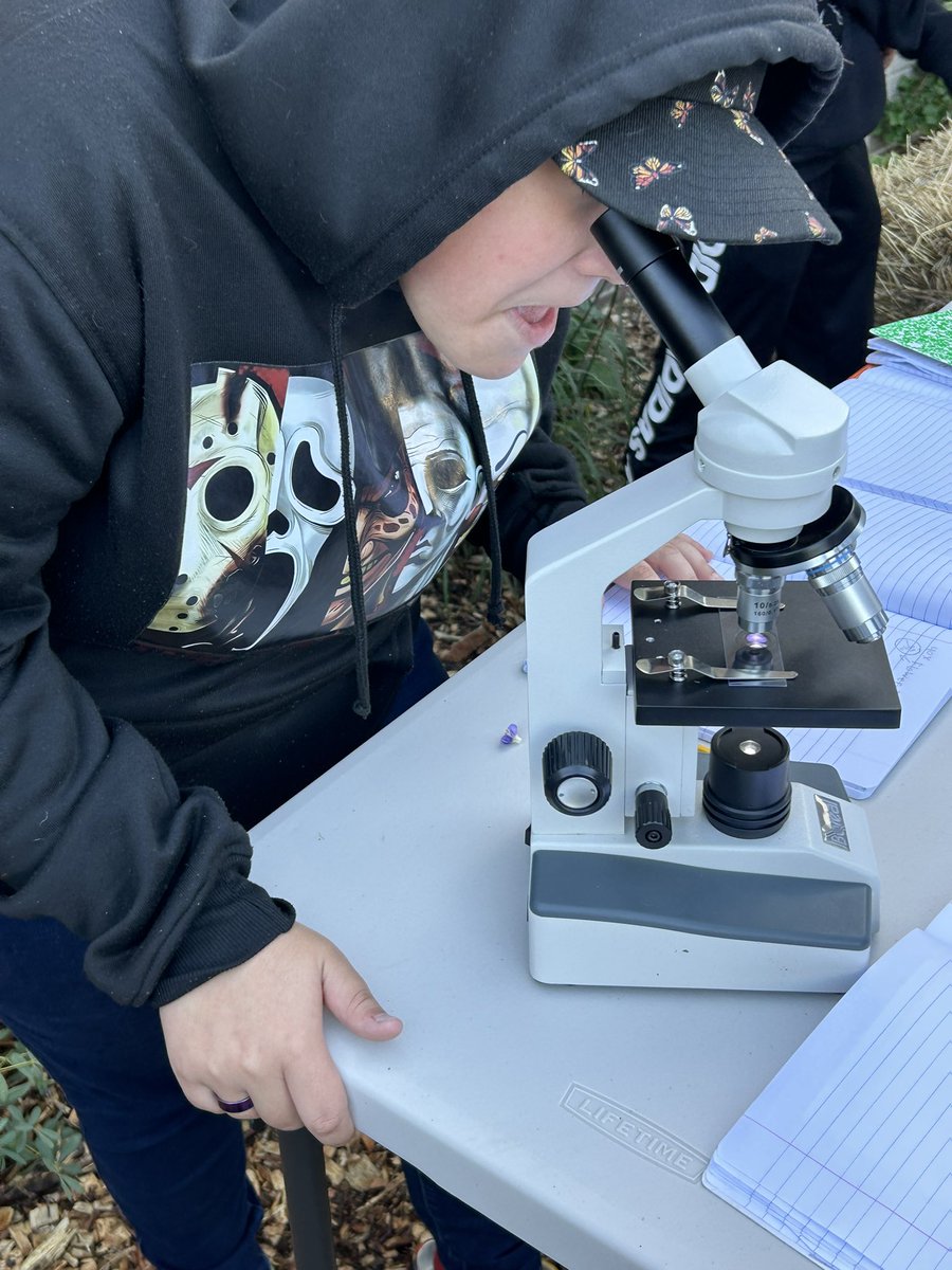 kls_natureED's tweet image. Where is the best place to find the @RCSDAMDA living environment class? 🔬🌸🥀🥬🍂🍃Outside of course! #livingenvironment #scienceclass #naturebasedlearning @RCSDNYS @RcsdScience