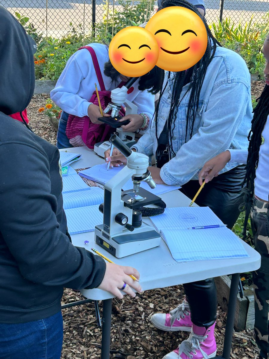 kls_natureED's tweet image. Where is the best place to find the @RCSDAMDA living environment class? 🔬🌸🥀🥬🍂🍃Outside of course! #livingenvironment #scienceclass #naturebasedlearning @RCSDNYS @RcsdScience