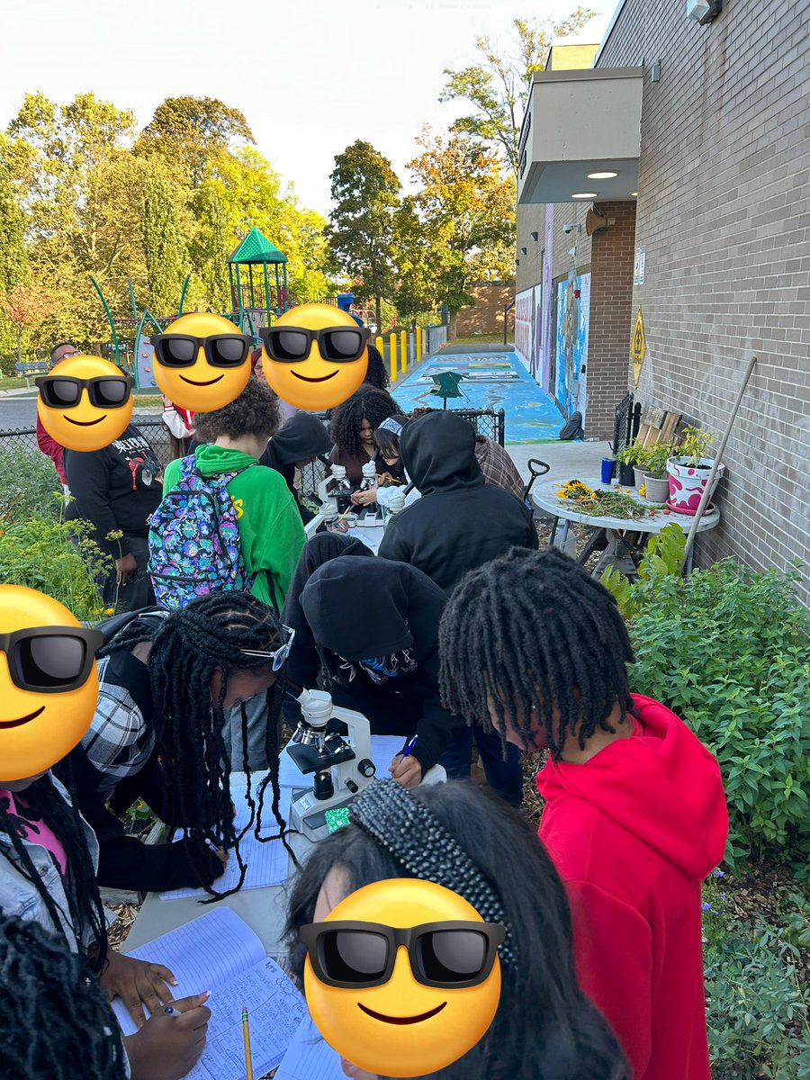 kls_natureED's tweet image. Where is the best place to find the @RCSDAMDA living environment class? 🔬🌸🥀🥬🍂🍃Outside of course! #livingenvironment #scienceclass #naturebasedlearning @RCSDNYS @RcsdScience