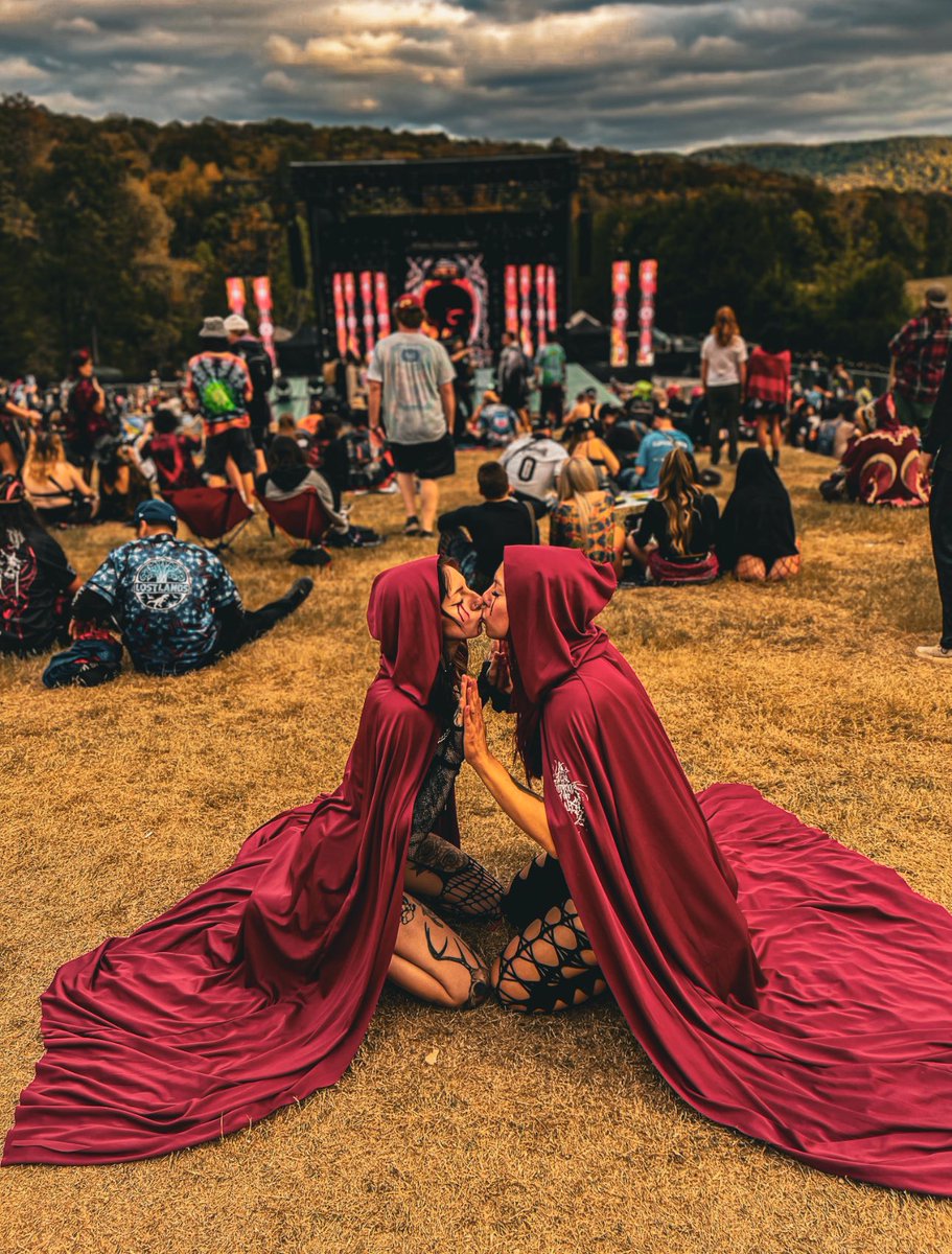 I think <a href="/SummoningFest/">Summoning of the Eclipse</a> deserves to see these pictures 🩸🖤🫎