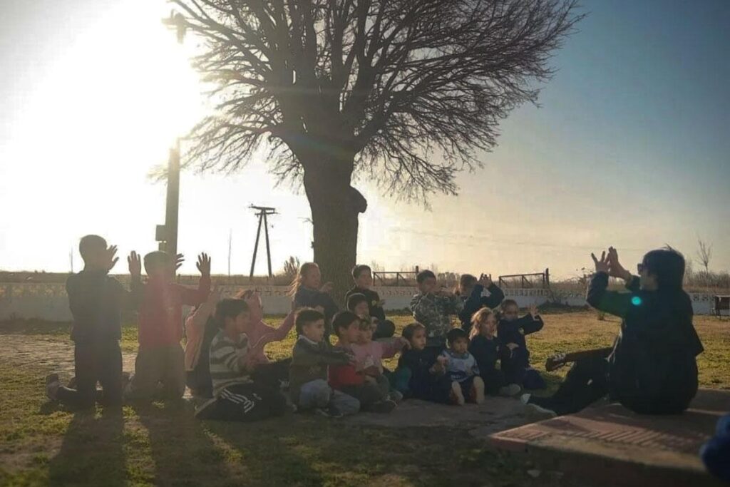 Tierra_Viva_'s tweet image. El músico Ramiro Lezcano convirtió sus clases en escuelas rurales de Córdoba en un proyecto colectivo: Canciones urgentes para mi tierra. Estudiantes y artistas reconocidos editaron un disco doble y preparan un gran concierto el 12 de noviembre. 🏫🎶
➡️bit.ly/3tw88zF
