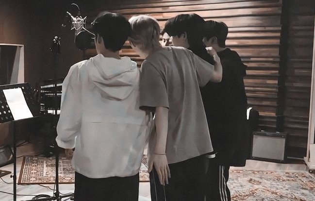 ECH0STC's tweet photo. [ #ECHOSTC_BEHIND ]

Hey, como estão?
Voltando com tudo para os projetos do 2° semestre de 2023! Nossa energia tá a mil e começamos com chave de ouro: um live show incrível ontem para manter a sintonia e garantir que nada saia do tom! 🚀🎶

#Update #ECHOSTC
#BringingItAll
#Ryan👾 https://t.co/vcT3Ckg81J
