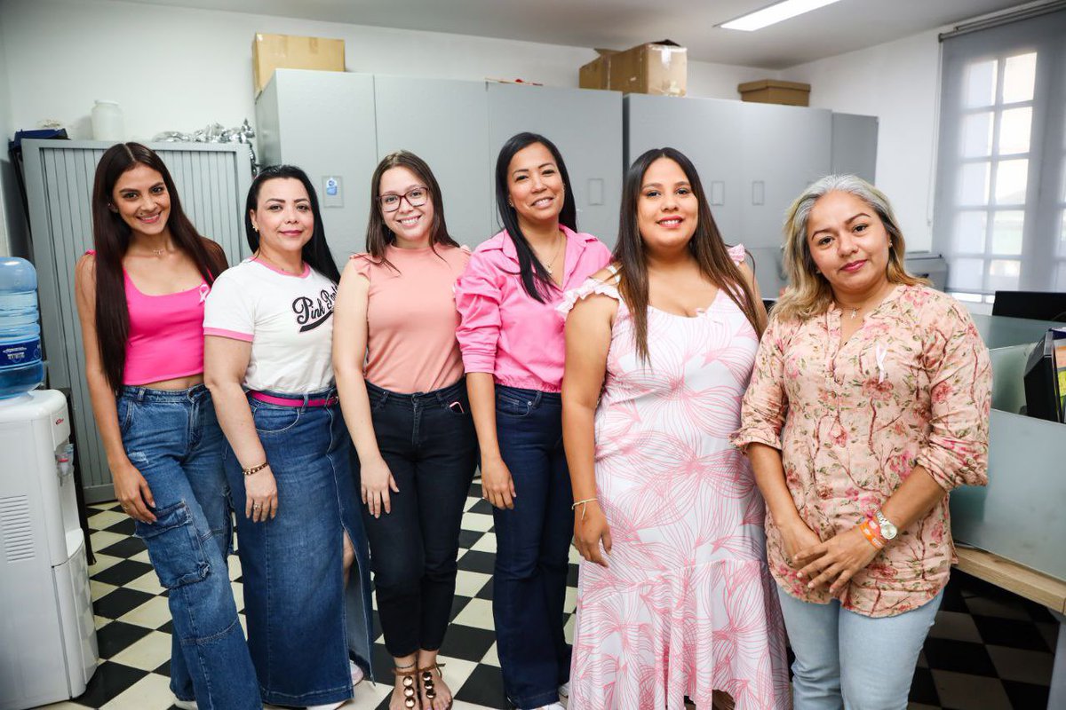 SantaMartaDTCH's tweet photo. La Alcaldía se vistió de rosa para conmemorar el Día Mundial de la Lucha contra el Cáncer de Mama. Recordamos a todas las mujeres la importancia de la detección temprana. ¡Hazte un regalo a ti misma y realiza el autoexamen! 💗🎗️ 

#PonleCorazónATuSalud ✨ https://t.co/EY0WPubJCr