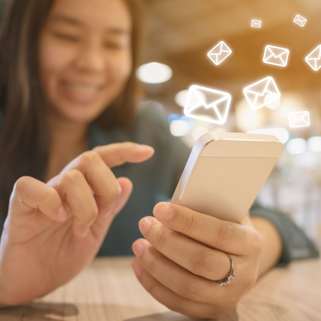 Who said email signatures have to be plain and dull? Unleash your creativity and make your emails pop with a vibrant and personalized signature 💌 Learn about the best practices here: bit.ly/3QnOv5L