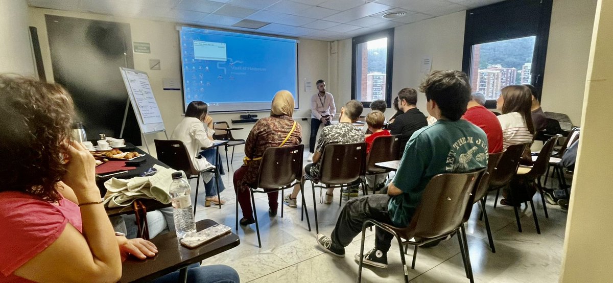 Hoy inauguración Un café en Hemofilia con la charla“Actividad física más allá de la natación” por nuestro experto el Dr. Bernabéu, rehabilitador especialista en m. deportiva. Todo un éxito! Los asistentes han podido preguntar y resolver dudas #HemofiliaHUVH <a href="/oBenitez6/">Olga Benítez</a> <a href="/vallhebron/">Vall d'Hebron</a>