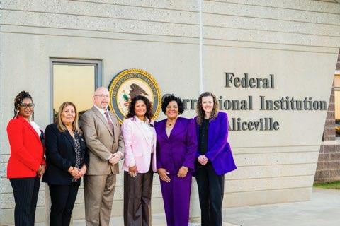 AliceMarieFree's tweet photo. Returning 5 years later, on Tuesday I was privileged to be the keynote speaker at Aliceville prison for the @officialFBOP LCP Program Graduation! Keep moving forward graduates 🎓 and CONGRATULATIONS 🎊!!!
#takingactionforgood https://t.co/Cx4bE4dZ4w