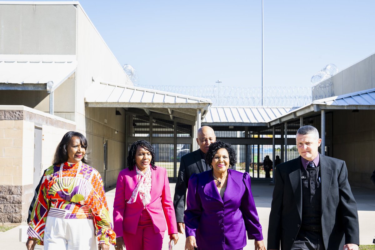AliceMarieFree's tweet photo. Returning 5 years later, on Tuesday I was privileged to be the keynote speaker at Aliceville prison for the @officialFBOP LCP Program Graduation! Keep moving forward graduates 🎓 and CONGRATULATIONS 🎊!!!
#takingactionforgood https://t.co/Cx4bE4dZ4w