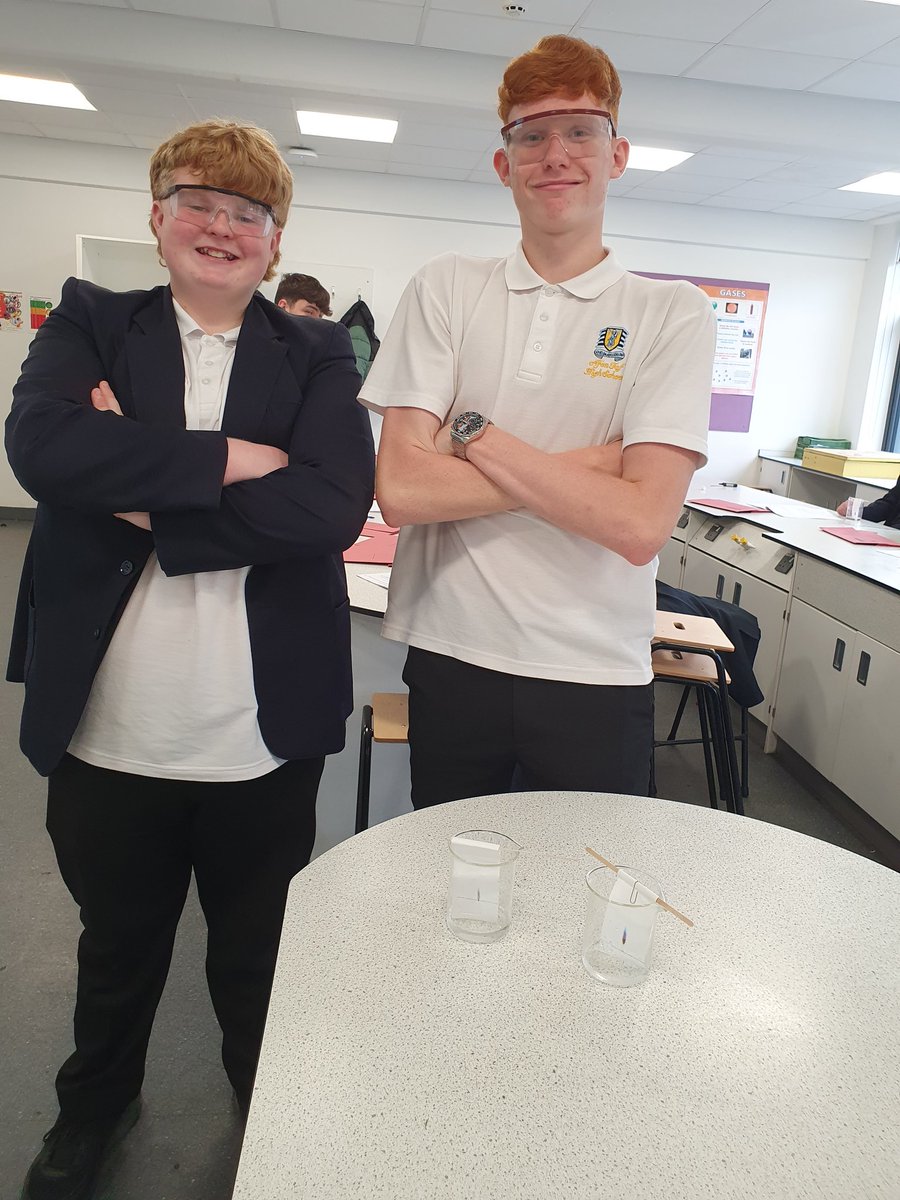 aths_science's tweet photo. Year 11 pupils using chromatography to separate a mixture 🖋🎨 @AfontafHigh #teamtaf https://t.co/xGr9cIXcoy