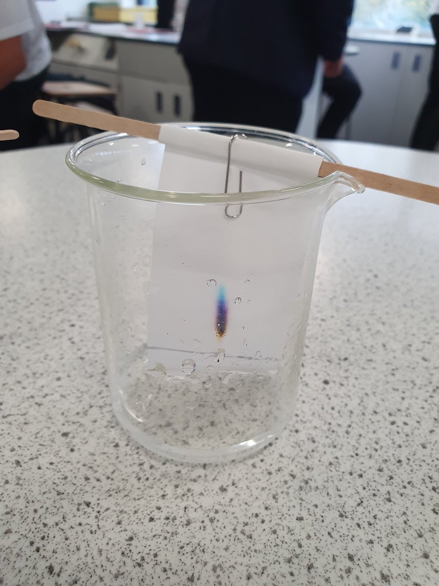 aths_science's tweet photo. Year 11 pupils using chromatography to separate a mixture 🖋🎨 @AfontafHigh #teamtaf https://t.co/xGr9cIXcoy