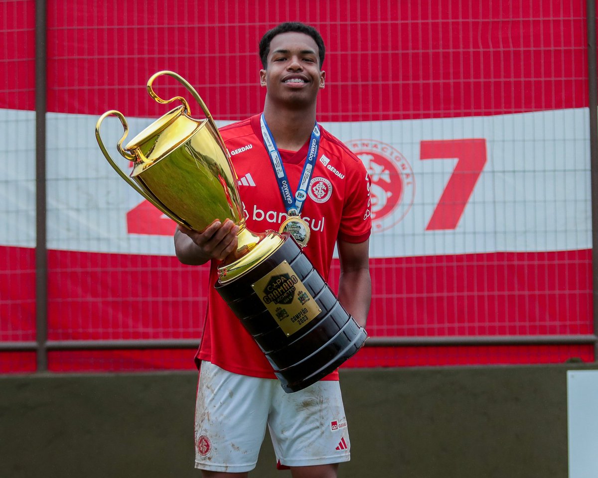 Esley_Reis's tweet photo. Obrigado Deus por mais um título com essa camisa GIGANTE!! 🙏🏾❤️ https://t.co/6ppQTcKO96