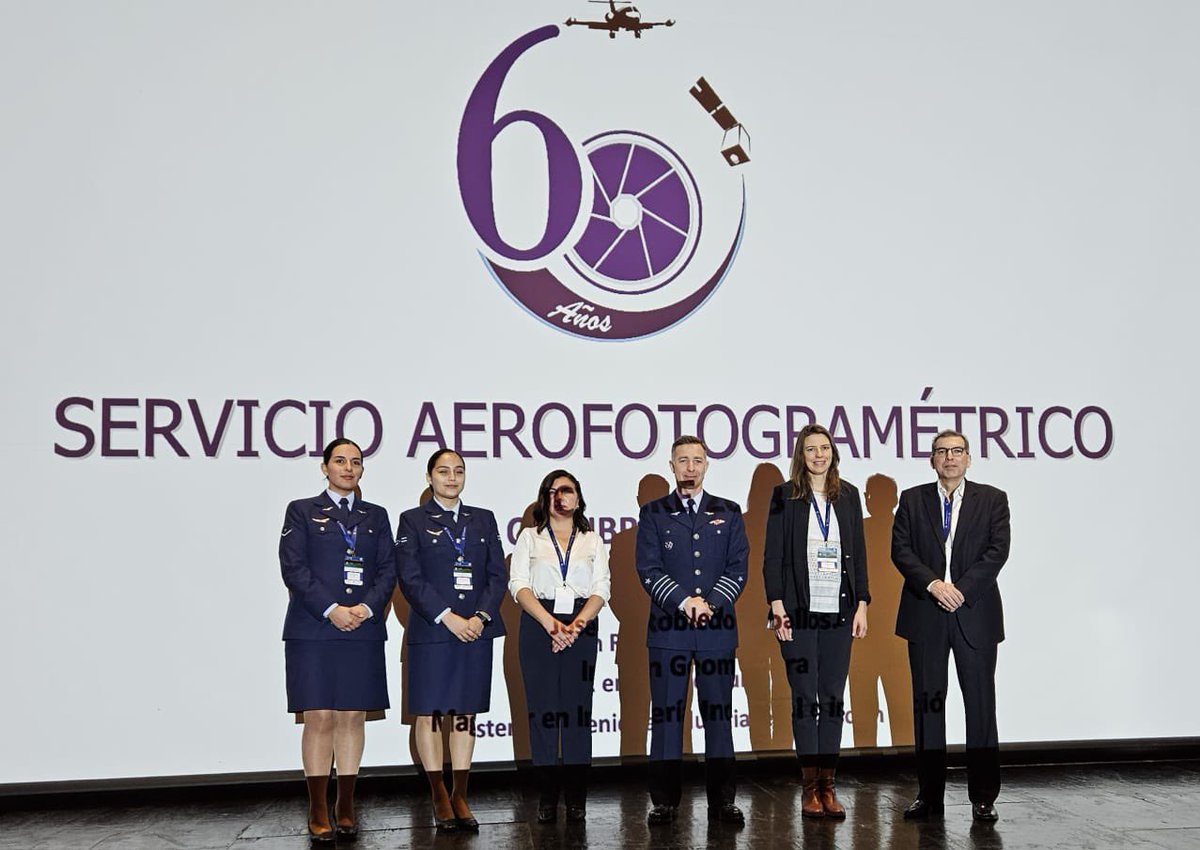 Aviadores militares del <a href="/SAF_CL/">Servicio Aerofotogramétrico</a> #FACH exponen ante diferentes empresas relacionadas al uso de tecnologías en el seminario de “Tecnologías Aerotransportadas para el Desarrollo Nacional”, realizado en la sede #Santiago de la <a href="/usantamaria/">USM</a>