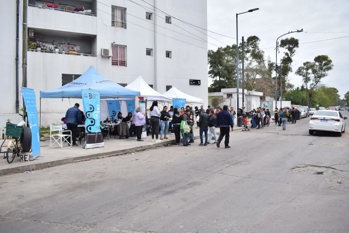 NachoAlvarezC4's tweet photo. 📍Hoy estuvimos con un nuevo Operativo de Cercanía en #Villa2124 y #Zavaleta en "Mundo Grua" junto a la @DefensoriaCABA, el @MPDefensaCABA y @ansesgob, asesorando a lxs vecinxs sobre los trámites comunales, derechos de los ciudadanos y orientación a la salud.
#ComunaPresente https://t.co/nSWcsoFhaK