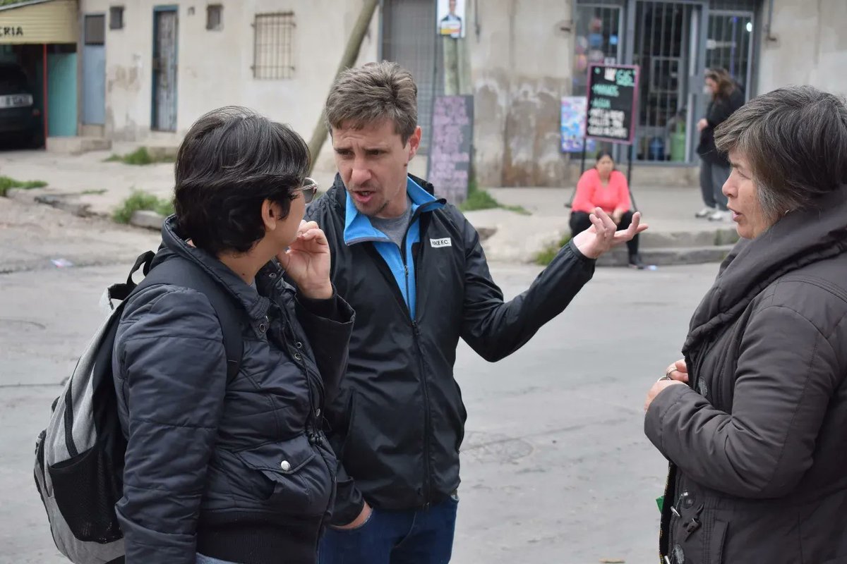NachoAlvarezC4's tweet photo. 📍Hoy estuvimos con un nuevo Operativo de Cercanía en #Villa2124 y #Zavaleta en "Mundo Grua" junto a la @DefensoriaCABA, el @MPDefensaCABA y @ansesgob, asesorando a lxs vecinxs sobre los trámites comunales, derechos de los ciudadanos y orientación a la salud.
#ComunaPresente https://t.co/nSWcsoFhaK