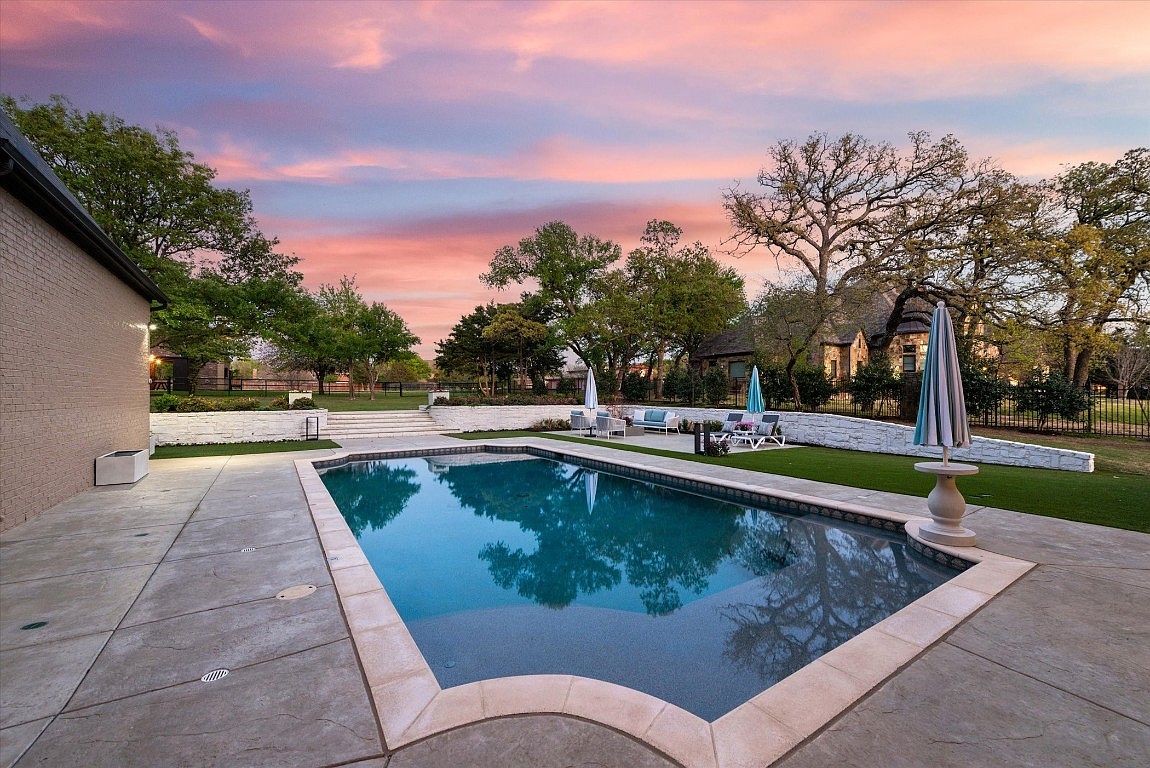 771 S Peytonville Ave., Southlake, TX is 7,166 square feet with 5 beds and 5.2 baths. It is listed for 4,899,999 with Kim Bedwell of @BriggsFreeman. Take a look inside.

theamericanmansion.com/2023/10/7000-s…
#dallastx #realestate