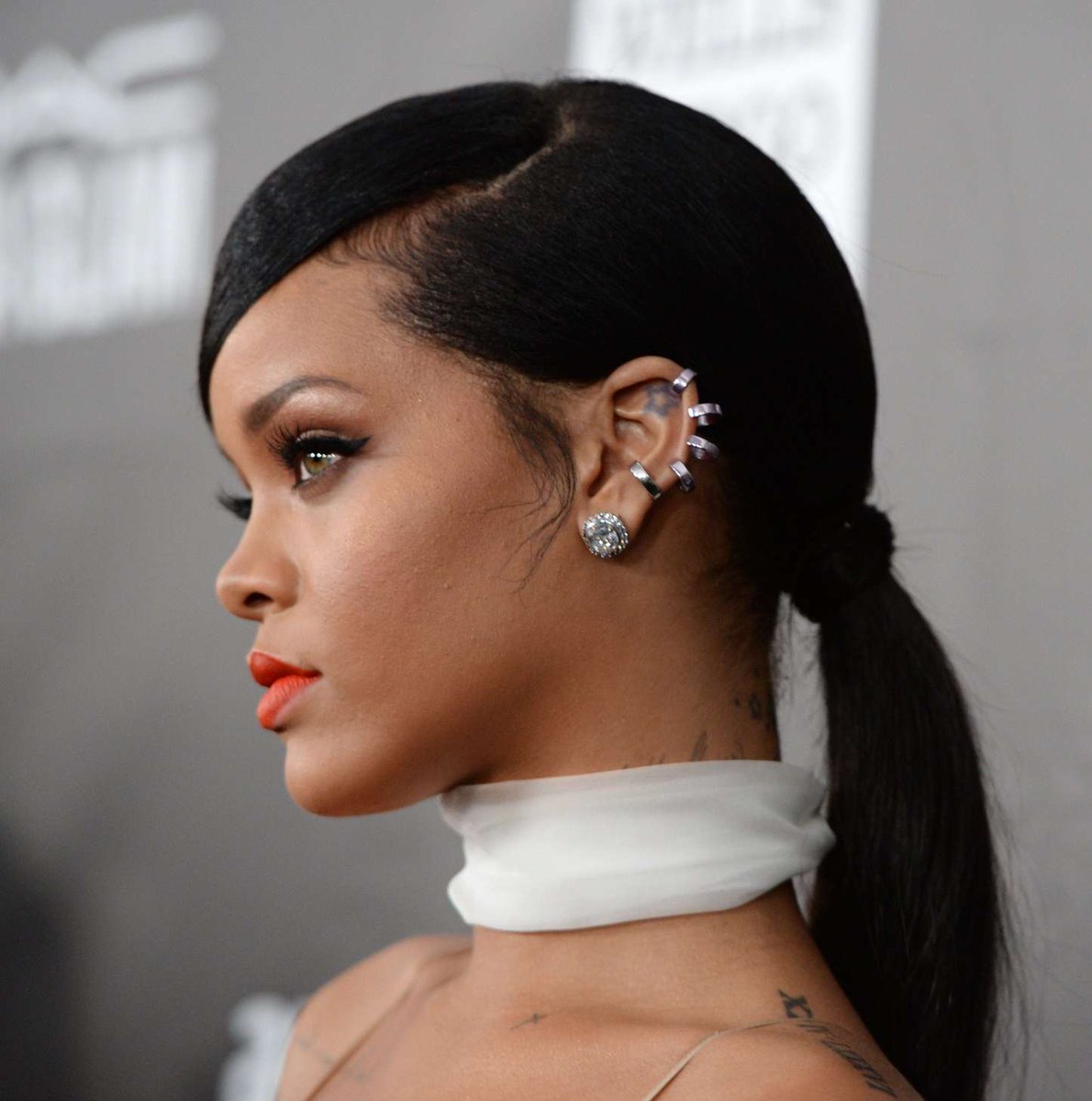 henkels1's tweet photo. #rihanna #song #musician #hollywood #singer #AVANTI #EAZEDROPSTICK #metgala  
Source: https://t.co/PwlNwahF7g https://t.co/V22BJCjDfM