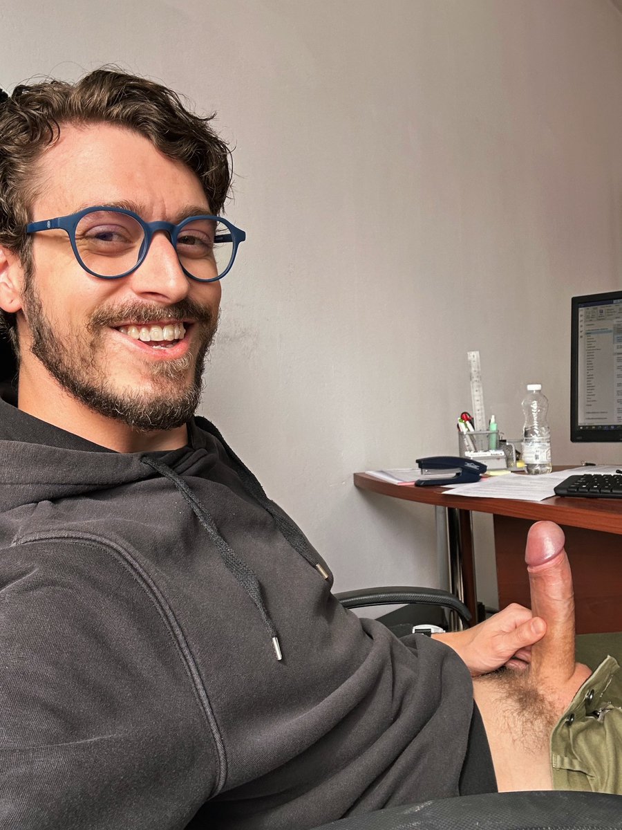 Lunch break at the office 🤤 t.coW8INDNpyZY 