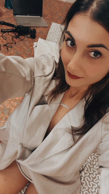Prontissima la bellissima Sally Blu vi aspetta numerosissimi 💣 🌶 💦  ore 23.00 su 🔞https://t.co/Un1k7wQtwC🔞