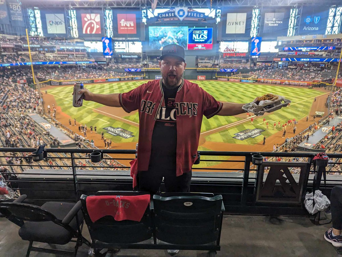 TheDustSettles's tweet photo. #dbacks #whatafan #NLCS #hotdog https://t.co/lXI2H3G2S5