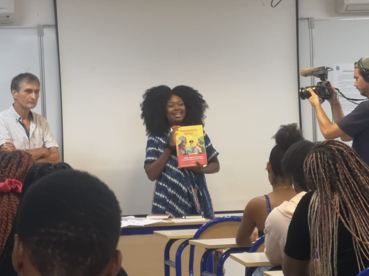 LabordeChristo1's tweet photo. Un grand honneur d’accueillir au Lycée Français de Lomé la comédienne et humoriste Roukiata Ouedrago à la rencontre de nos élèves. Un grand merci à France Télévision et à l’IFT 
@aefeinfo @IFTogo @Francetele https://t.co/7zpKBQf7De
