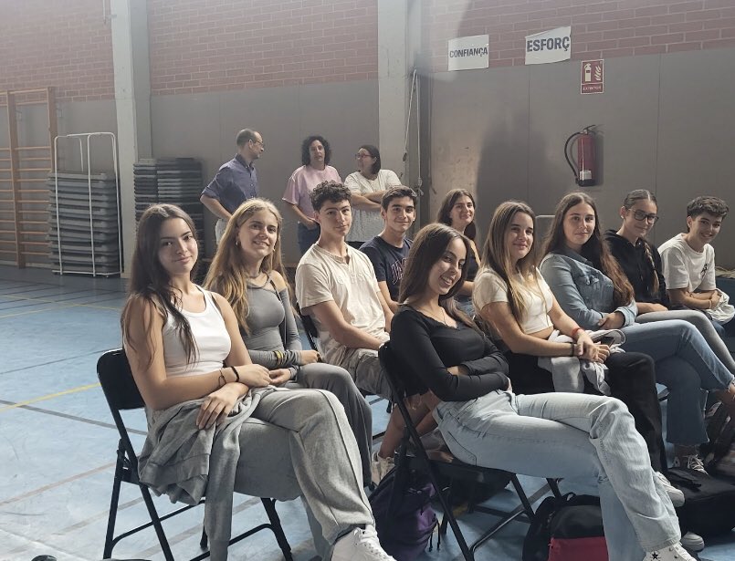 INSdeSales's tweet photo. Avui el nostre institut ha donat el tret de sortida al projecte #SharingtoLearn en el què participen 10 dels nostres alumnes de 1r Bat. Els nostres Language Assistants col.laboren amb   @EscolaDrTrueta i @epaucasals  Per  a millorar la competència oral en anglès de l’alumnat https://t.co/aFHdjMnezb