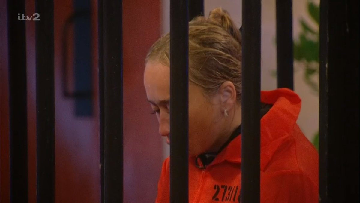 AndyGibsonTV's tweet photo. DAY 12:
OLIVIA: "I'm freezing cold. I'm sitting in a puddle."
#BBUK #BigBrother #BigBrotherUK #BBOlivia https://t.co/XNLo7wlBo0