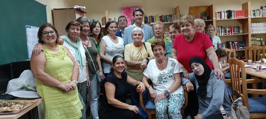 jangelalfonso's tweet photo. Qué rato tan bueno he pasado junto a la Asociación de Mujeres de Los Valientes.
Mujeres como ellas hacen grande a esta pedanía.
#MolinaDeSegura #Pedanías #LosValientes https://t.co/sfbC5sJDs1