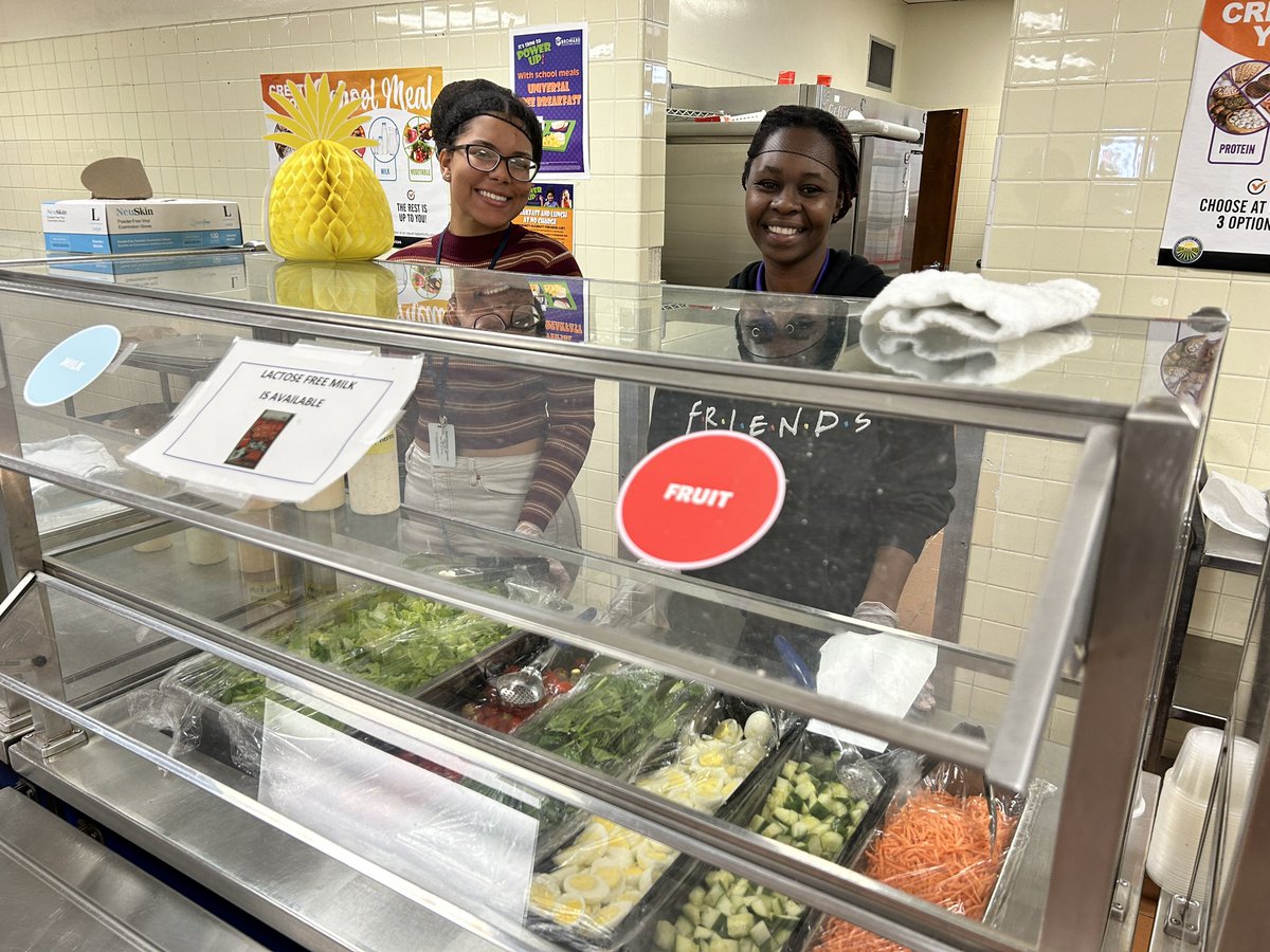 GArencibia25's tweet photo. 🍽️ Our talented culinary students have teamed up with our cafeteria to prepare and serve mouthwatering lunch poke bowls to our students. 🥗#CulinaryCollaboration #DeliciousLunch #StudentLife#PowerUp @Mh_culinary https://t.co/oLmqOqg82e