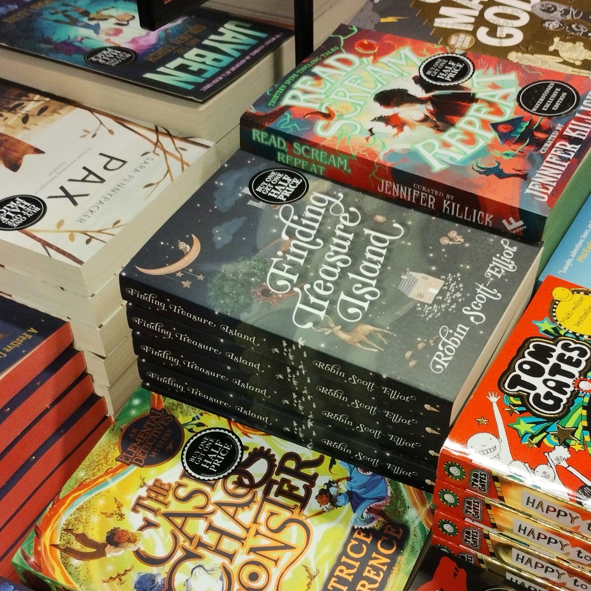 Back from our trip north of the wall (not a moment too soon based on the red weather warnings 😱). Holiday reading was the splendid Finding Treasure Island, of which there was also a large stack on a table in <a href="/WstonesDundee/">Waterstones Dundee</a> - here's my review: goodreads.com/review/show/59…