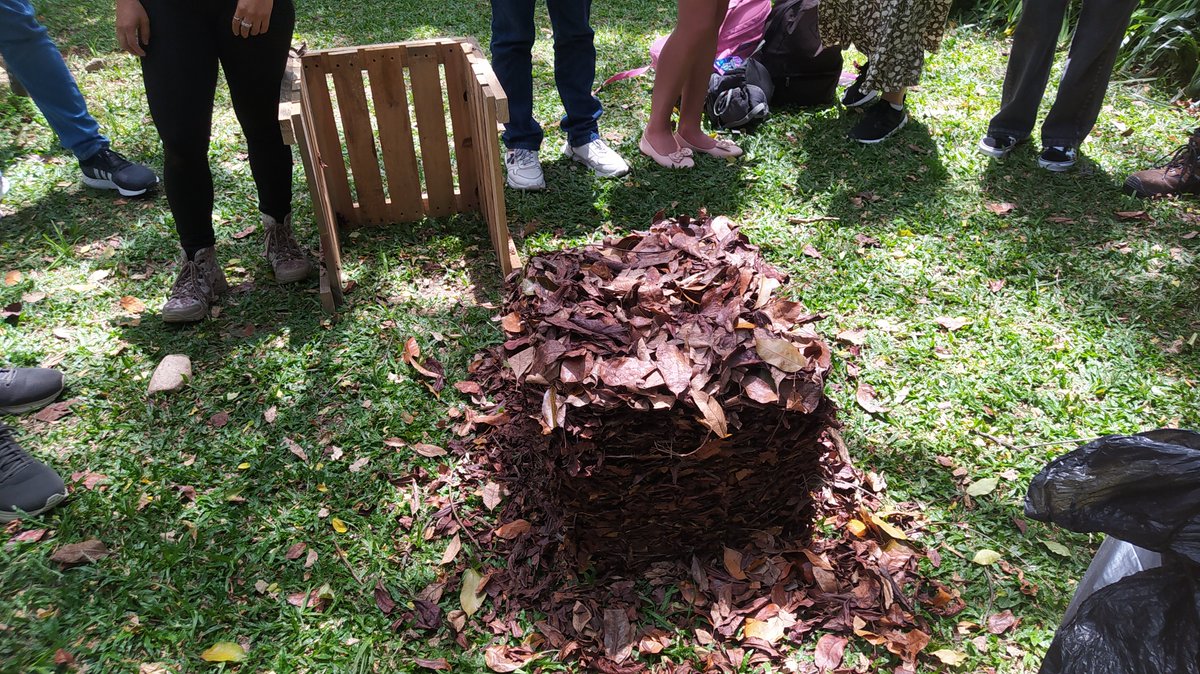 CorpoAmbiental's tweet photo. 😃♻️ El pasado viernes, el Programa Giro Sostenible #UdeA ¡estuvo presente en la Canasta de la U como invitado! Aprendimos cómo construir una #PacaDigestora, estrategia amigable con el medio ambiente que contribuye a la reducción de #ResiduosOrgánicos en #RellenosSanitarios🥕🥦☕️ https://t.co/X0UtTk3dmh