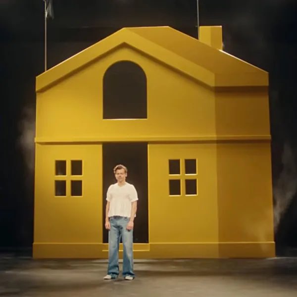 goldencharryy's tweet photo. kind of in the mood to turn back time and relive the Harry’s House era all over again https://t.co/MS0t6nb8W4