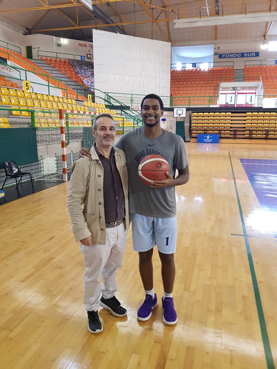 CsarORodrguez's tweet photo. A great pleasure to meet @Justin1turner this morning. A young swingman with a great future career in Europe and even in NBA. @chandlert4 recommendations were ok, he is a rookie playing for @COBSAD but has demonstrated a lot of maturity un just a couple of games. Best of luck, bro https://t.co/rq3i77PFKY