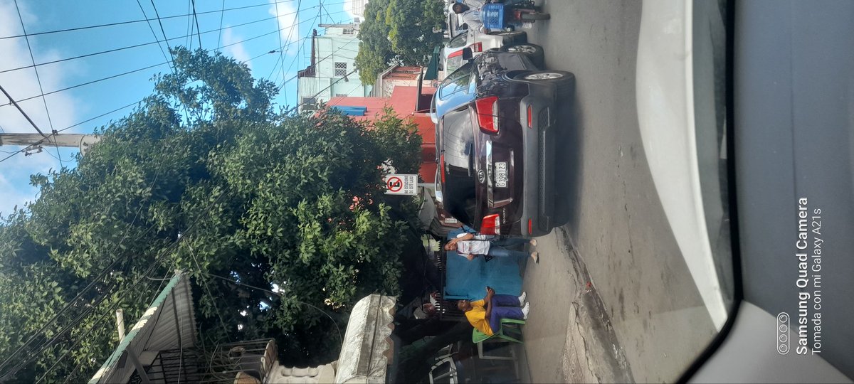 Vamos bien más letreros y más carros parqueados