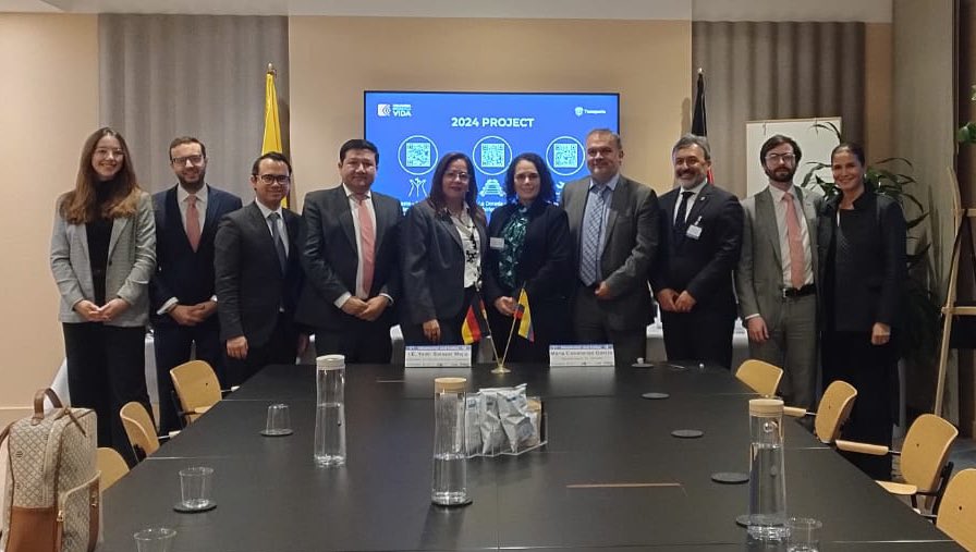 🤝 Esta jornada fue acompañada por la autoridad de transporte de Baja Sajonia <a href="/LNVG/">L Nataly Vieira G</a>, el Deutsche Bahn AG <a href="/DB_Presse/">Deutsche Bahn AG</a>, la compañía ferroviaria nacional y el director de <a href="/PROCOLOMBIACO/">PROCOLOMBIA</a> en Alemania <a href="/VictorBautistaO/">Victor Bautista Olarte</a>. Trabajando en oportunidades de #InvestinColombia. 🌐🇨🇴💼