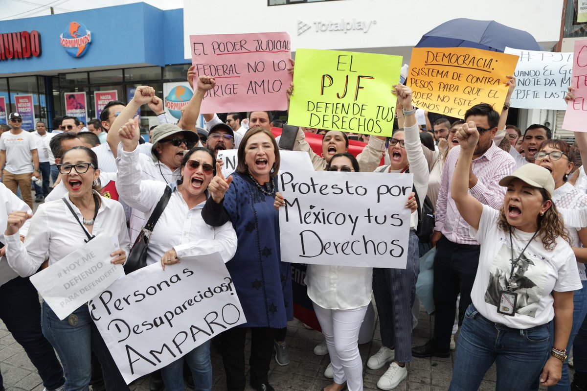 Me uní a las protestas de trabajadores del Poder Judicial en Nayarit.

Sus derechos laborales no pueden estar sujetos a los caprichos y necesidades electorales de <a href="/Claudiashein/">Claudia Sheinbaum Pardo</a>.

Cuentan con todo mi apoyo. 👊🏼

#CochinitoParaSheinbaum