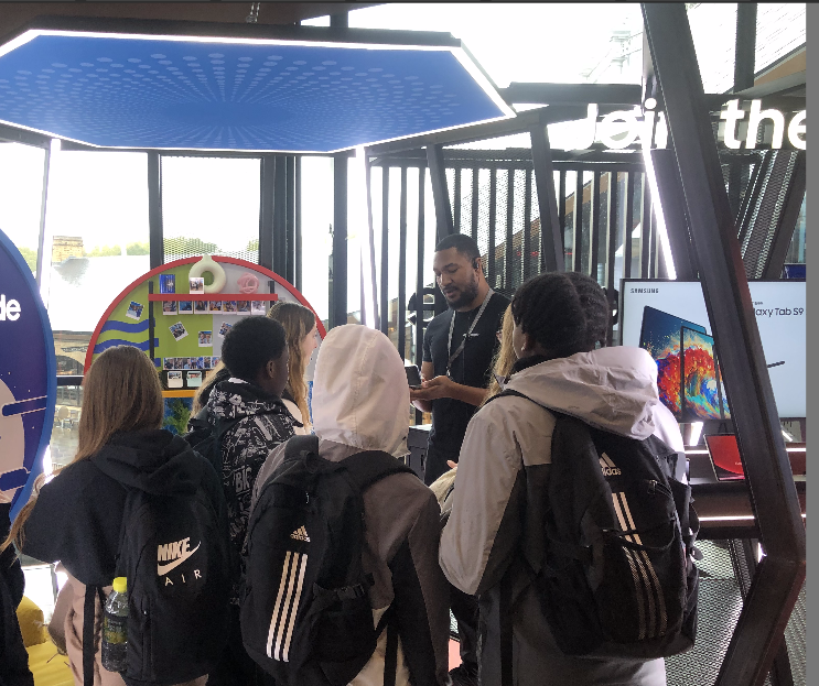 LDE_Alan's tweet photo. Our Year 9 learners @ldeutc had a great time exploring the latest technology at Samsung KX   
Thank you to Malachi, Gloria and Brian for showing us around. @SamsungUK
A fantastic end to the first term and completion of the Samsung Solve for Tomorrow Project. #SolveForTomorrow https://t.co/iy1FGT0JeQ