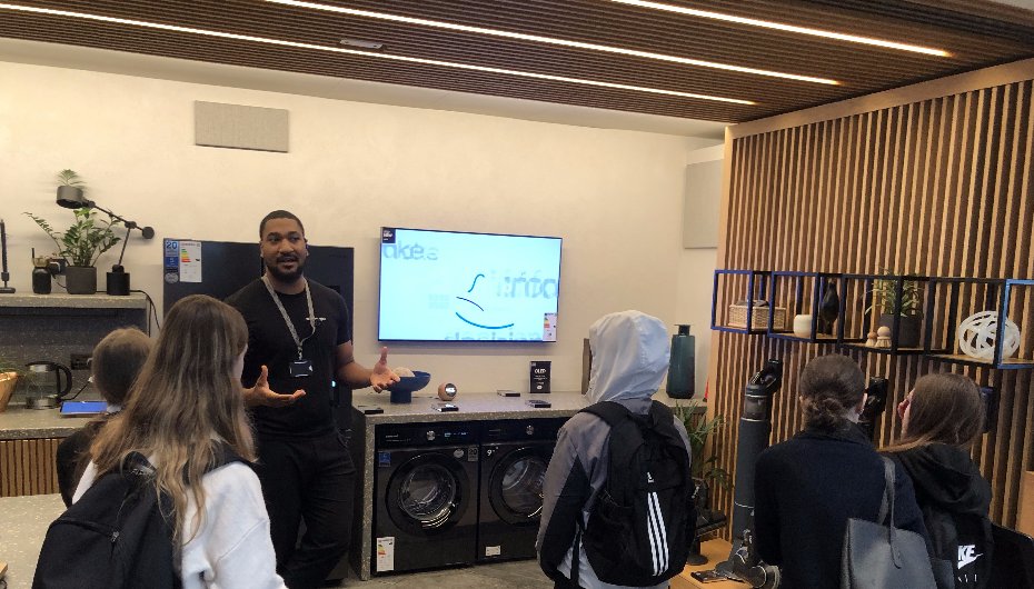 LDE_Alan's tweet photo. Our Year 9 learners @ldeutc had a great time exploring the latest technology at Samsung KX   
Thank you to Malachi, Gloria and Brian for showing us around. @SamsungUK
A fantastic end to the first term and completion of the Samsung Solve for Tomorrow Project. #SolveForTomorrow https://t.co/iy1FGT0JeQ