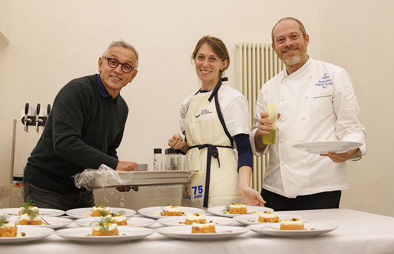 Sara_Chiappori's tweet photo. Il festeggiamento dei 75 anni di Costa Crociere inizia con un pranzo preparato dagli chef Bruno #Barbieri e Antonio Brizzi per 150 persone seguite dalla Comunità di Sant’Egidio nella nostra città, #Genova! @barbierichef @santegidionews @costacrociere https://t.co/OpOvqjeoGq