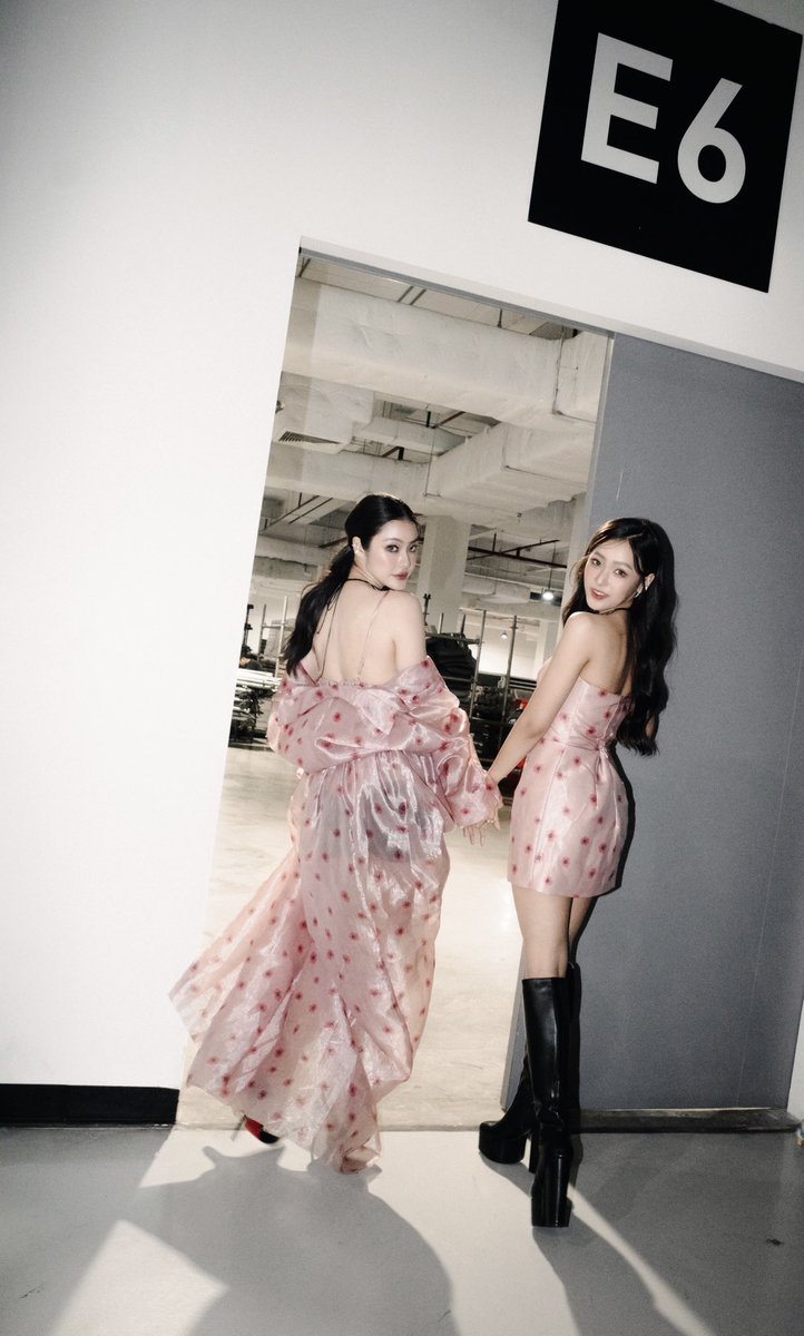 bummgun's tweet image. lo icónicas que se veían namtan y film haciendo match con sus vestidos, vienen con todo para romperla, amamos