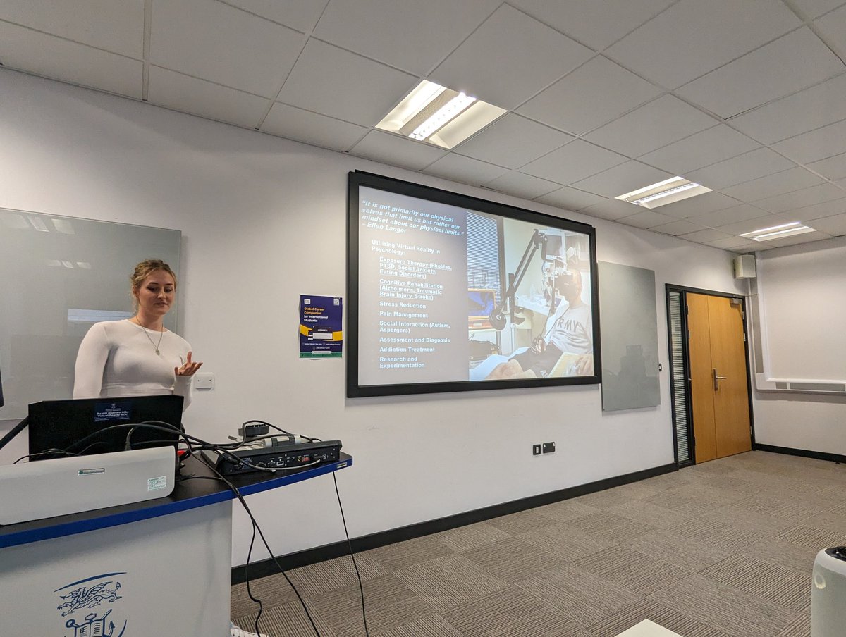 And to finish a jammed-packed day off, our <a href="/SwanseaVR/">Swansea VR</a> students delivering their 5 min case study research pitches. Great range of potential rsch into the future of XR. #keen_students @SUSciEng 1/2