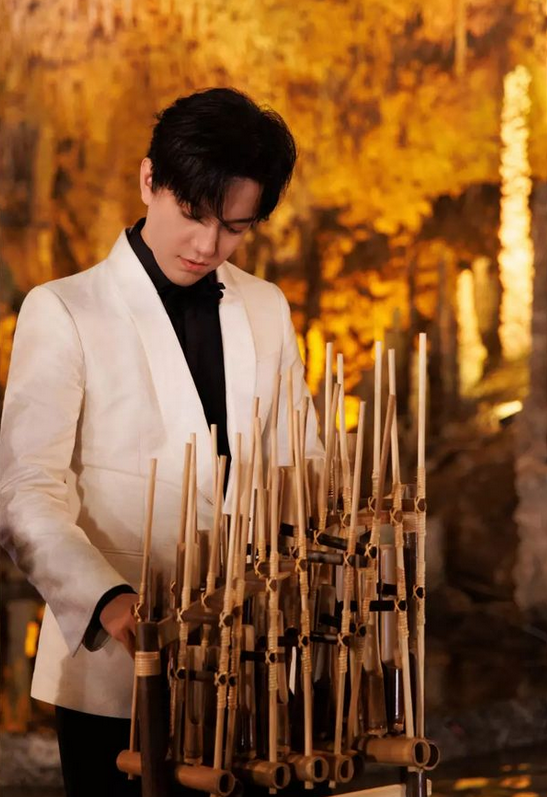 @Cristin25558525 @dimash_official 's voice #GreatVocals
is a blend of magic and melody which is brightening up our days with its beauty and energy.
#LivePerformance #NewEventSoon #WeLoveYouDimash
#JoinHands and #Dudarai are available on YouTube
VOICE OF THE WORLD
