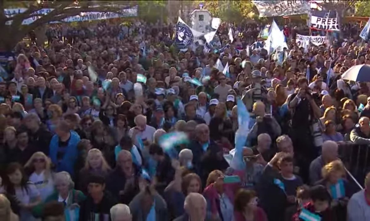 Aca estamos, siendo miles, en la Capital de la Corrupcion, esperando escuchar a nuestra proxima presidente. #EsAhoraYEsParaSiempre  #PatoPresidente 
<a href="/herlombardi/">Hernán Lombardi</a> <a href="/DamianArabia/">DAMIÁN ARABIA</a> <a href="/jorgemacri/">Jorge Macri</a> <a href="/maximilianoguer/">Maximiliano Guerra</a> <a href="/estebanbullrich/">Esteban Bullrich</a> <a href="/marusotolano/">María Sotolano</a> <a href="/GVinuales/">Guillermo Viñuales</a> <a href="/ajmechet/">Sabrina Ajmechet</a> <a href="/florenciarietto/">María Florencia Arietto 🇦🇷</a>