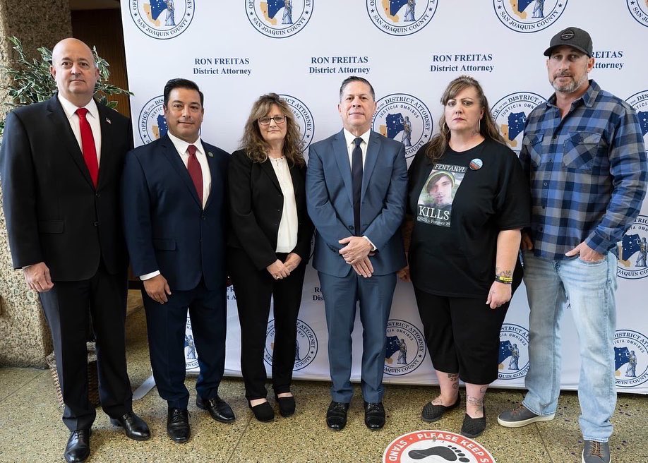 Sup_Rickman's tweet photo. Celebrating the signing of #AB701, which provides penalty enhancements to those who attempt to traffic fentanyl throughout CA.
If you are going to deal in this poison that is killing our children, SJCO will make sure you are prosecuted and spend time in prison. https://t.co/8aTSWrlB2p